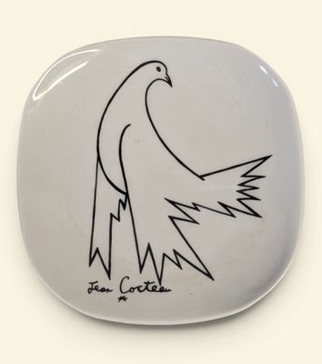 une assiette blanche sur laquelle est dessiné un oiseau