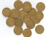 une pile de pièces d'or sur une surface blanche