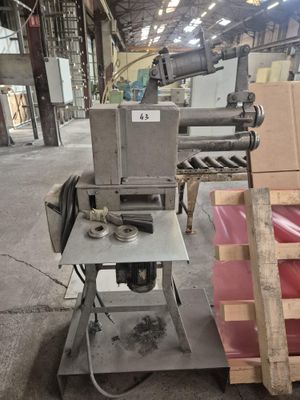 une photo d'une machine qui se trouve dans un entrepôt