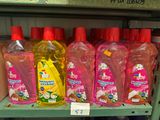 de nombreuses bouteilles de produits d'entretien sur une étagère dans un magasin