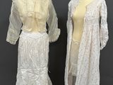 deux robes blanches présentées sur des mannequins devant un fond gris