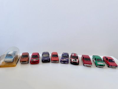 plusieurs petites voitures sont alignées sur une table