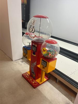 une photo d'un distributeur de boules de chewing-gum miniature dans une pièce