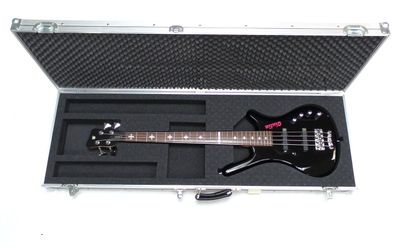 une guitare électrique noire dans un étui, posée sur une surface blanche