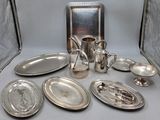de nombreux plats et couverts en argent sur la table