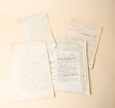 plusieurs vieux papiers sont empilés sur une table