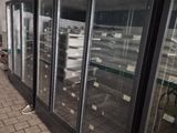une longue rangée de réfrigérateurs alignés dans un magasin