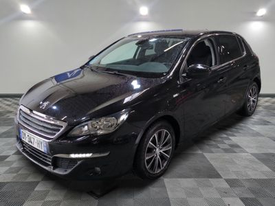 la photo d'une voiture noire garée sur un sol en damier