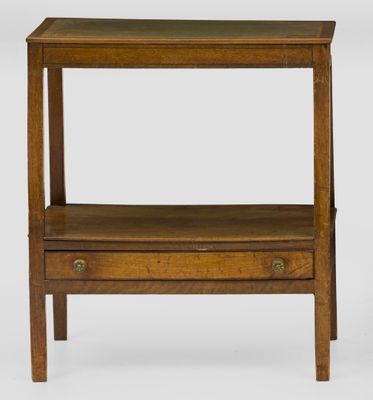 une petite table en bois avec deux tiroirs et une étagère