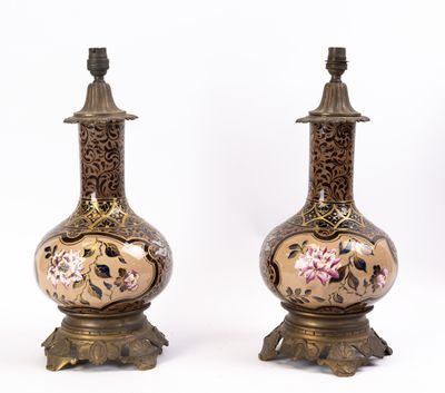 Paire de lampes en porcelaine émaillée de forme bulbe à déco…
