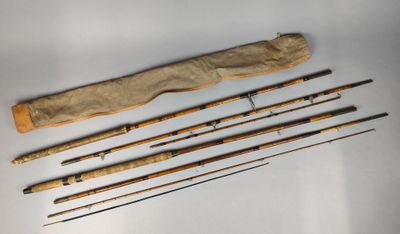 un assortiment de cannes à pêche et un sac posés sur une surface blanche