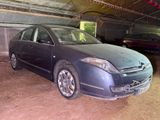 une photo d'une voiture garée dans un garage