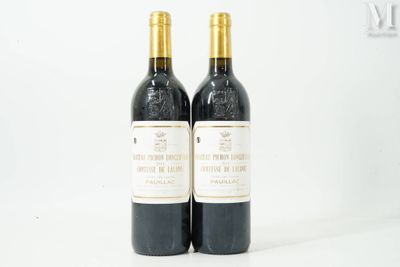 deux bouteilles de vin posées l'une à côté de l'autre sur une table