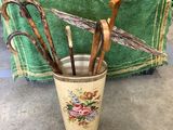 une tasse dans laquelle se trouvent tout un tas de parapluies