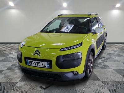 un SUV Citroën jaune garé dans un showroom au sol à carreaux