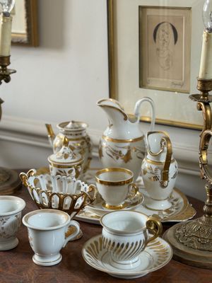 une table sur laquelle sont posées de nombreuses tasses et soucoupes
