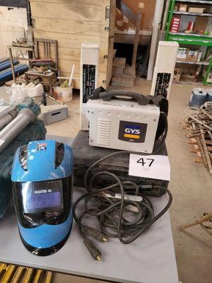 beaucoup de matériel de soudure posé sur une table dans un entrepôt