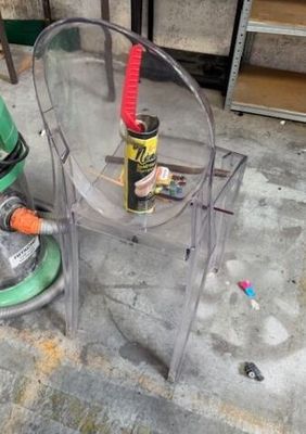 une chaise et une table sur laquelle se trouve un aspirateur