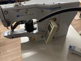 une machine posée sur une table dans une pièce