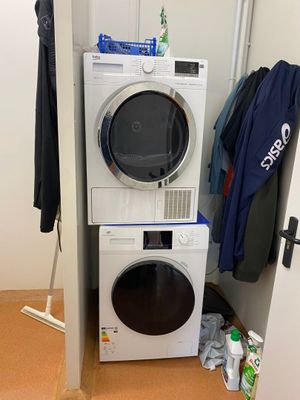 un lave-linge et un sèche-linge dans le coin d'une pièce