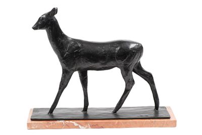 statue d'un cerf posée sur un socle en marbre, sur fond blanc