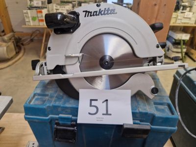 une scie circulaire posée sur une boîte bleue