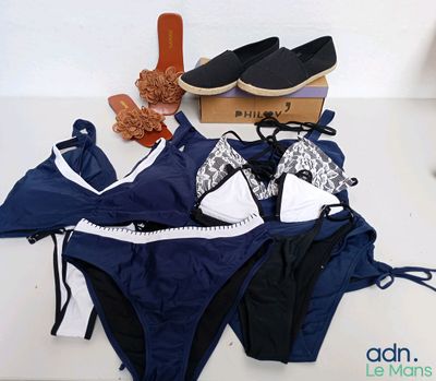 un bikini bleu et une paire de chaussures posés sur une table