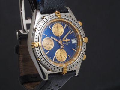 un gros plan d'une montre au cadran bleu