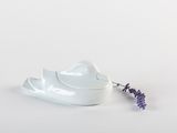 un petit bol blanc orné d'une fleur de lavande