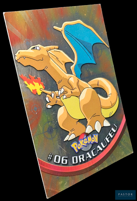 une photo d'une carte Pokémon sur laquelle figure l'image d'un dragon