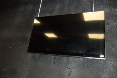 un téléviseur à écran plat accroché au mur de la chambre