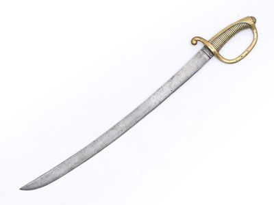 une image d'une épée avec un manche en or sur un fond blanc