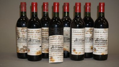 six bouteilles de vin sont alignées sur une table