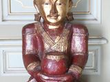 une statue de Bouddha assis sur un tas de bagages