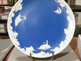 une assiette bleue et blanche posée sur une table