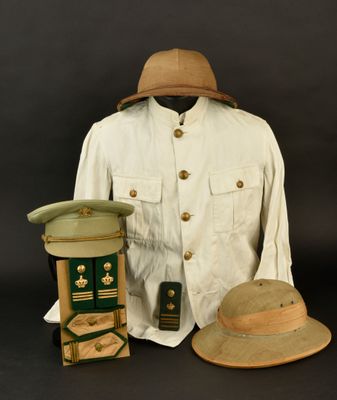 Une image représentant un uniforme et une casquette est affichée sur un fond noir.