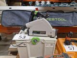 de nombreux outils posés sur une table dans un magasin