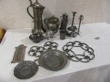 une table sur laquelle se trouvent de nombreux objets en argent