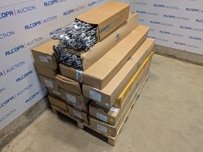 une pile de cartons et un tas de vis par terre