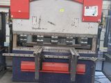 une photo d'une machine dans une usine