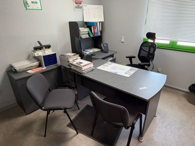un bureau avec deux chaises et un ordinateur dessus
