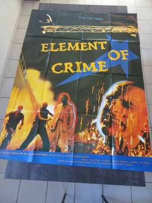 L'affiche du film « Element of Crime » est accrochée au mur.
