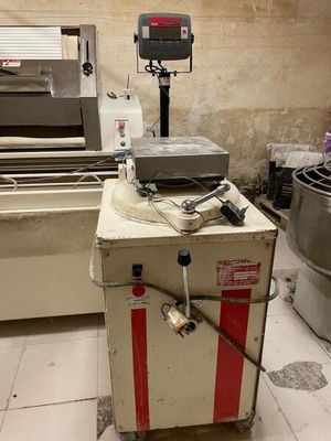 une machine placée au milieu d'une pièce