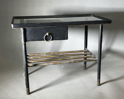une petite table surmontée d'un tiroir