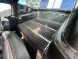 une photo de l'intérieur d'une voiture dont les sièges sont rabattus