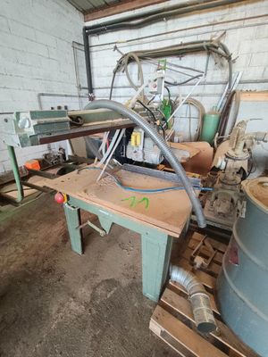 une machine posée sur une table dans un garage