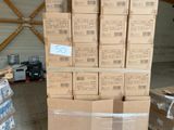une pile de boîtes sur une palette dans un entrepôt