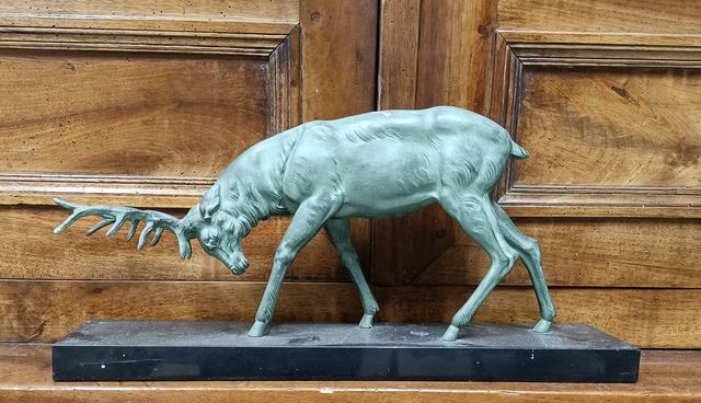 Cerf en régule à patine verte sur socle marbre noir. H : 24 x 50