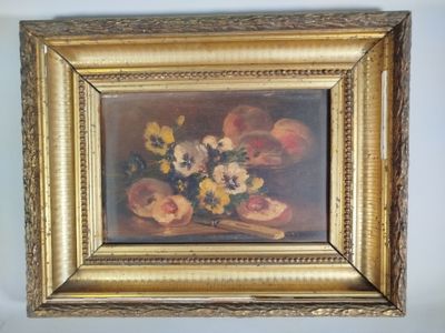 un tableau représentant des fleurs, dans un cadre doré, accroché au mur