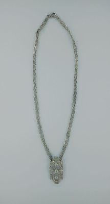 Collier or gris, le pendentif plaque de style Art déco serti…